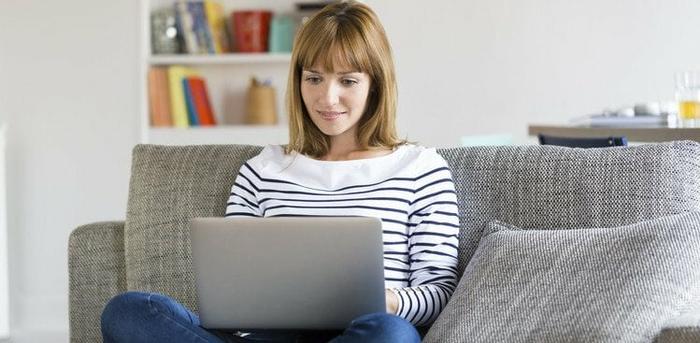 woman working flexible hours